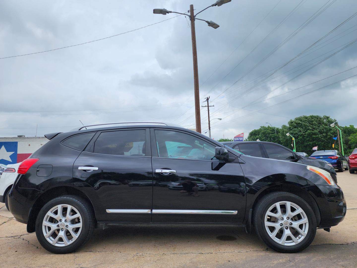 2013 BLACK Nissan Rogue SL (JN8AS5MT0DW) with an 2.5L L4 DOHC 16V engine, Continuously Variable Transmission transmission, located at 2660 S.Garland Avenue, Garland, TX, 75041, (469) 298-3118, 32.885551, -96.655602 - Welcome to DallasAutos4Less, one of the Premier BUY HERE PAY HERE Dealers in the North Dallas Area. We specialize in financing to people with NO CREDIT or BAD CREDIT. We need proof of income, proof of residence, and a ID. Come buy your new car from us today!! This is a Very clean 2013 NISSAN ROGU - Photo#2